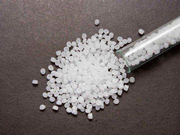 Nhựa PE có đặc tính dẻo, màu trắng trong