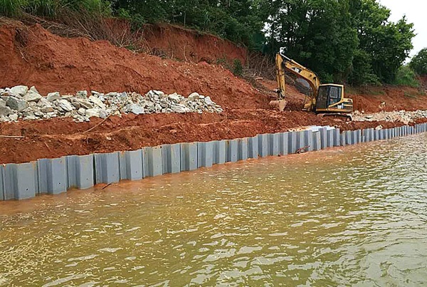 Thi công đóng cừ bản nhựa làm vách ngăn tại hố móng ven sông